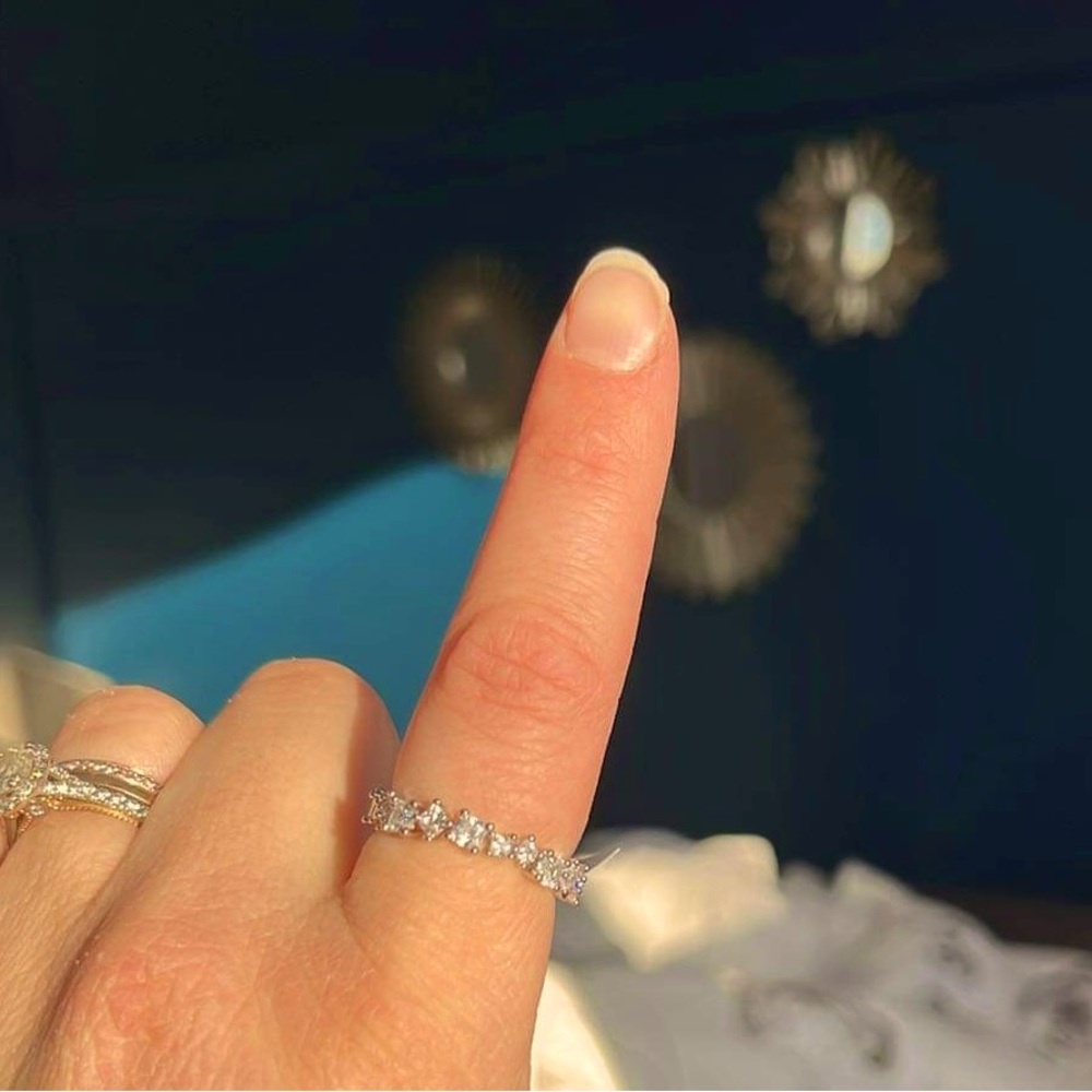 NWT cool staggered design full band ring. Size 7